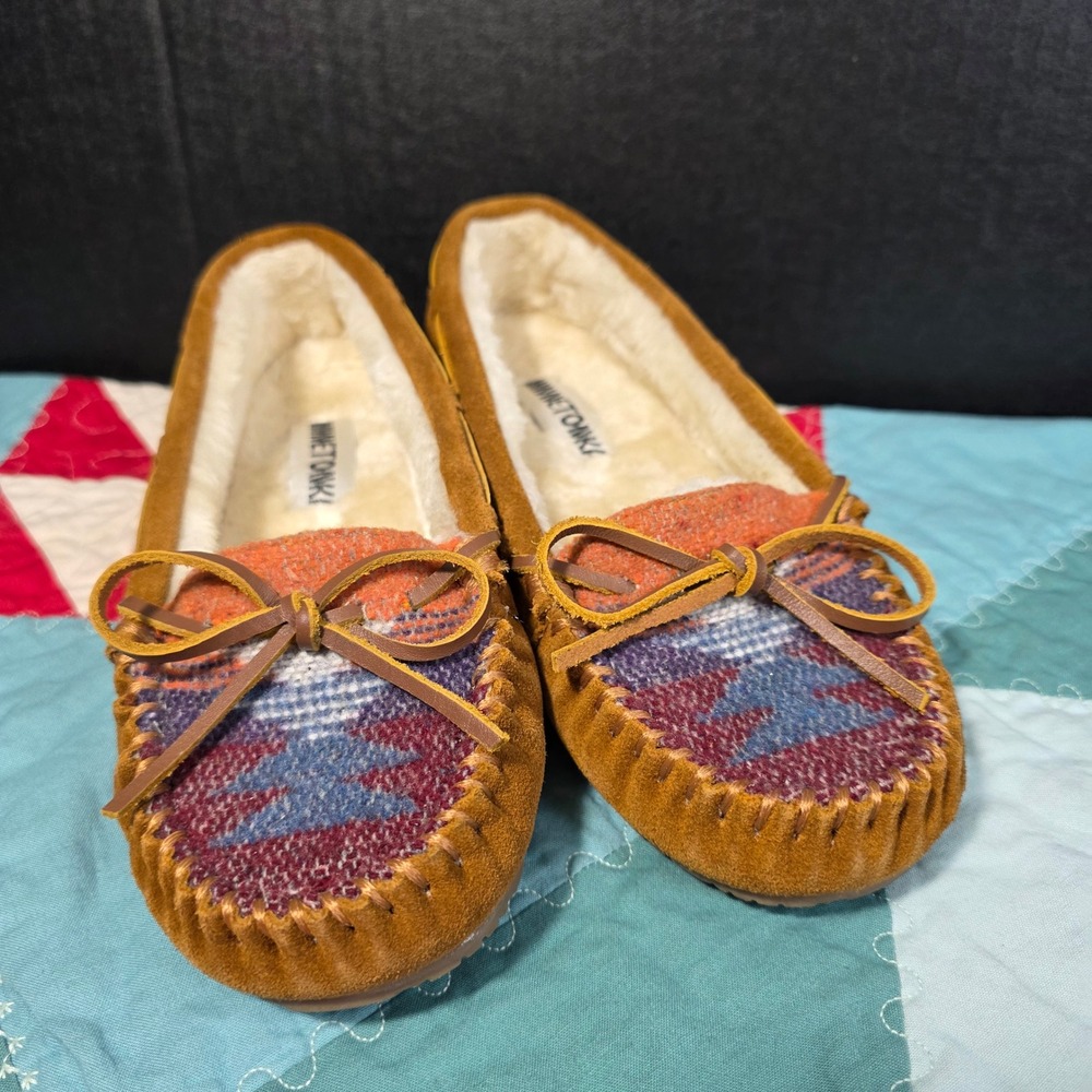 Minnetonka‎ Cally Suede Moccasin Slippers Southwestern Pattern Brown Womens 7M